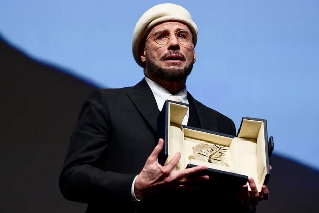 dzhon-travolta-stana-hit-meme-so-beretkata-na-kanski-filmski-festival-izgleda-kako-bel-semjuel-l-dzhekson-7.JPG