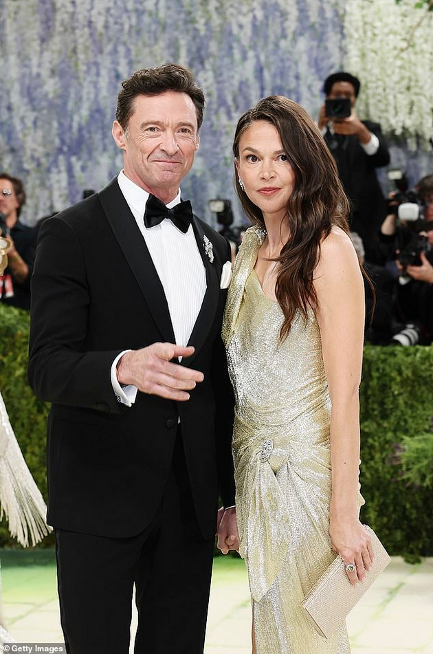 hju-dzhekmen-prodolzhuva-da-ja-ponizhuva-bivshata-sopruga-i-se-soochi-so-kritiki-ja-odnese-ljubovnicata-na-met-gala-04.JPG