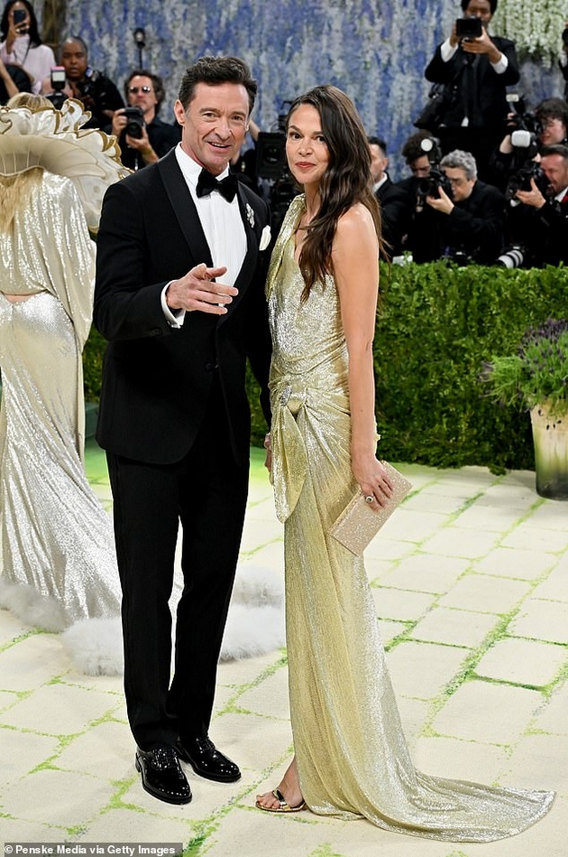 hju-dzhekmen-prodolzhuva-da-ja-ponizhuva-bivshata-sopruga-i-se-soochi-so-kritiki-ja-odnese-ljubovnicata-na-met-gala-08.JPG