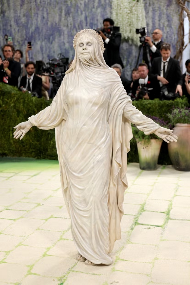 kreacii-na-met-gala-2026-koi-bea-inspirirani-od-vistinski-umetnichki-dela-foto-04.JPG
