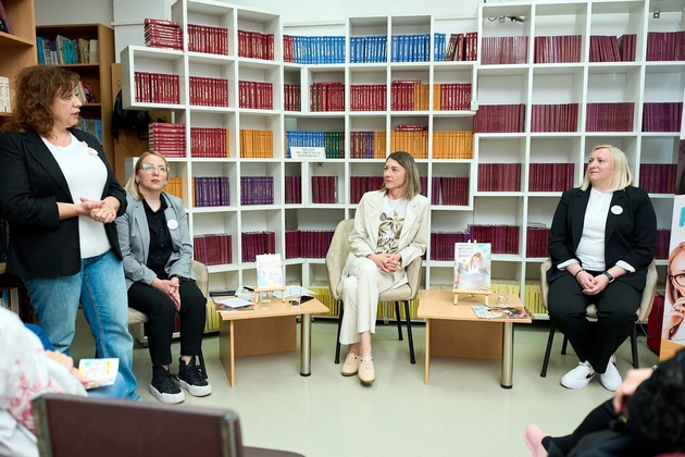 kulturen-nastan-vo-kochani-sestrite-m-r-gordana-trajanovska-koleva-i-m-r-liljana-trajanovska-velkova-gi-promoviraa-svoite-novi-knigi-05.JPG