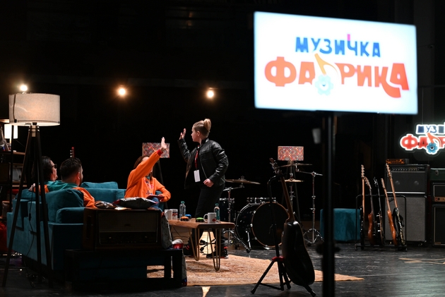 muzichka-fabrika-povtorno-gi-sobra-semejstvata-pred-malite-ekrani-14.JPG