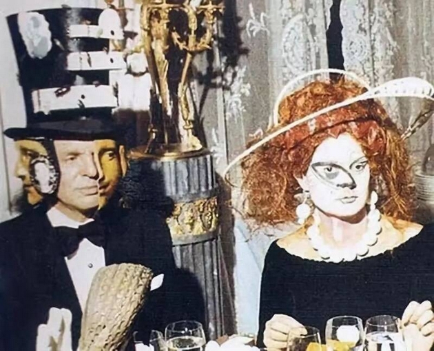 preparirani-zhivotni-kako-ukrasi-gosti-so-mornichavi-maski-bizarni-fotki-od-legendarniot-bal-na-rotshildovi-od-1970-tite-08.JPG