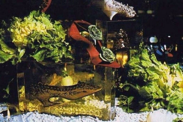 preparirani-zhivotni-kako-ukrasi-gosti-so-mornichavi-maski-bizarni-fotki-od-legendarniot-bal-na-rotshildovi-od-1970-tite-11.JPG