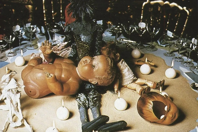 preparirani-zhivotni-kako-ukrasi-gosti-so-mornichavi-maski-bizarni-fotki-od-legendarniot-bal-na-rotshildovi-od-1970-tite-20.JPG