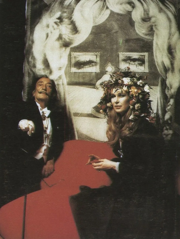 preparirani-zhivotni-kako-ukrasi-gosti-so-mornichavi-maski-bizarni-fotki-od-legendarniot-bal-na-rotshildovi-od-1970-tite-21.JPG
