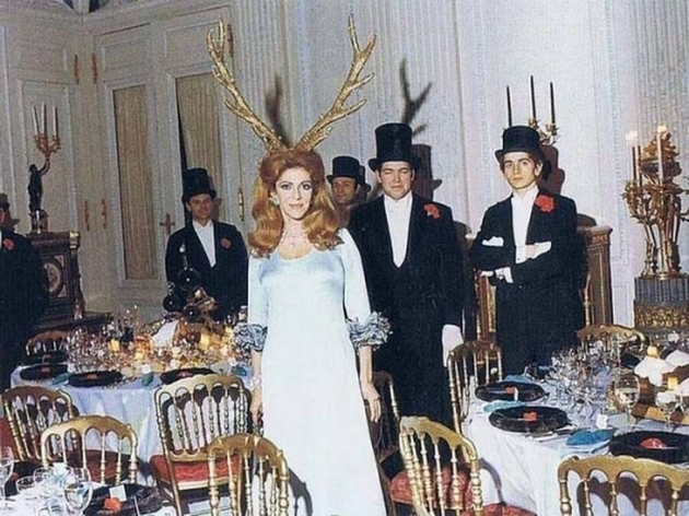 preparirani-zhivotni-kako-ukrasi-gosti-so-mornichavi-maski-bizarni-fotki-od-legendarniot-bal-na-rotshildovi-od-1970-tite-22.JPG