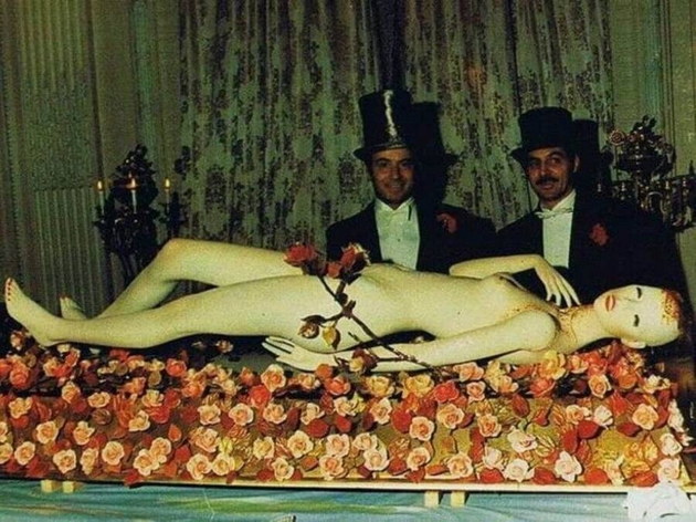 preparirani-zhivotni-kako-ukrasi-gosti-so-mornichavi-maski-bizarni-fotki-od-legendarniot-bal-na-rotshildovi-od-1970-tite-7.JPG