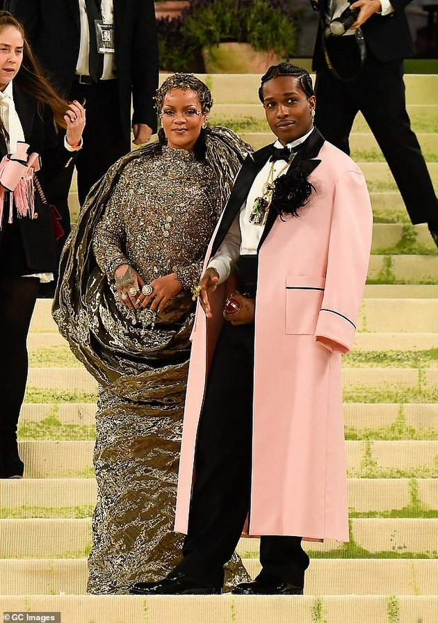 rijana-nervozna-na-met-gala-dodeka-ejsap-roki-flertuva-so-druga-zhena-se-raspravaa-i-vo-limuzina-video-02.JPG