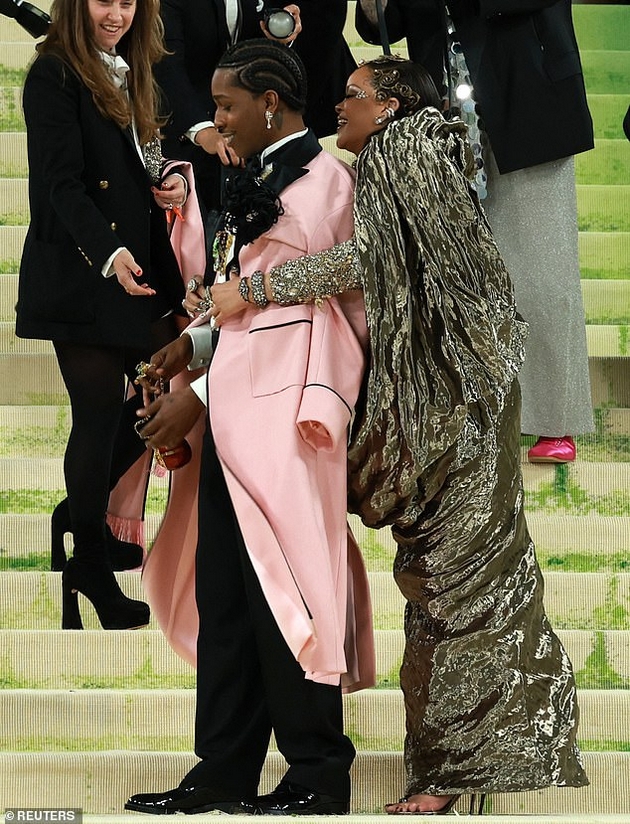 rijana-nervozna-na-met-gala-dodeka-ejsap-roki-flertuva-so-druga-zhena-se-raspravaa-i-vo-limuzina-video-03.JPG