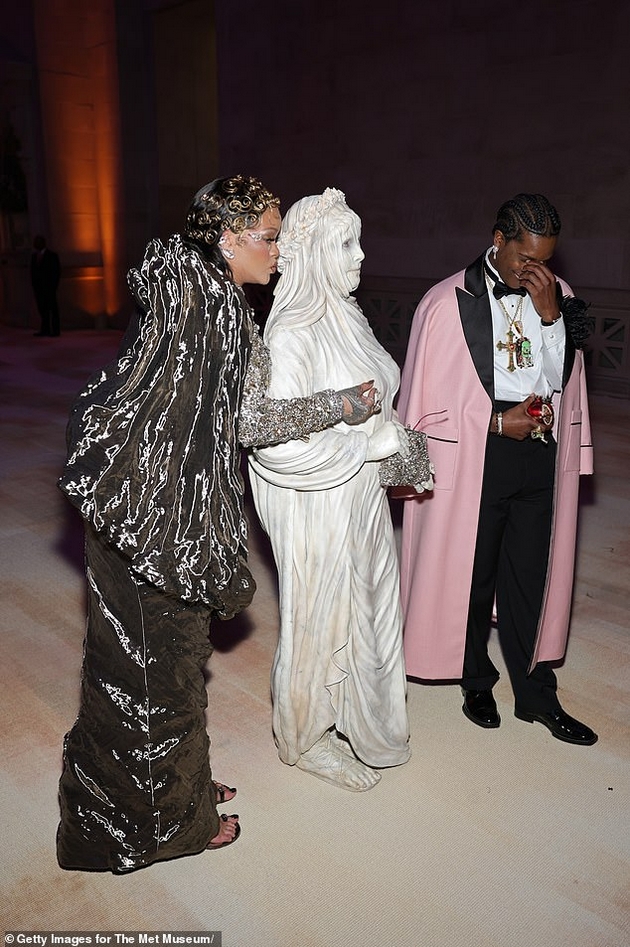 rijana-nervozna-na-met-gala-dodeka-ejsap-roki-flertuva-so-druga-zhena-se-raspravaa-i-vo-limuzina-video-04.JPG