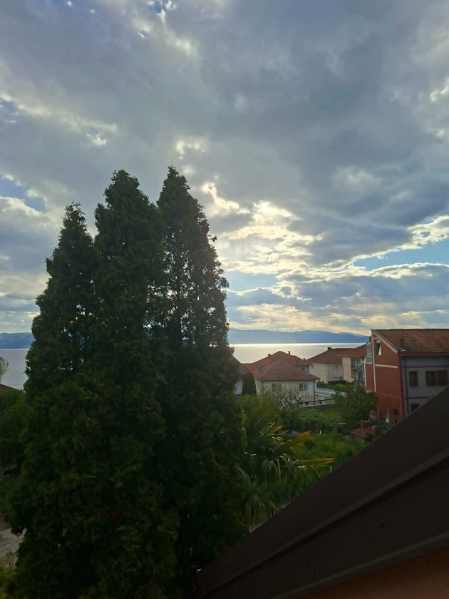 vo-dvorot-na-dobrila-od-ohrid-zelen-raj-so-mnogu-cvekjinja-i-furna-26.JPG