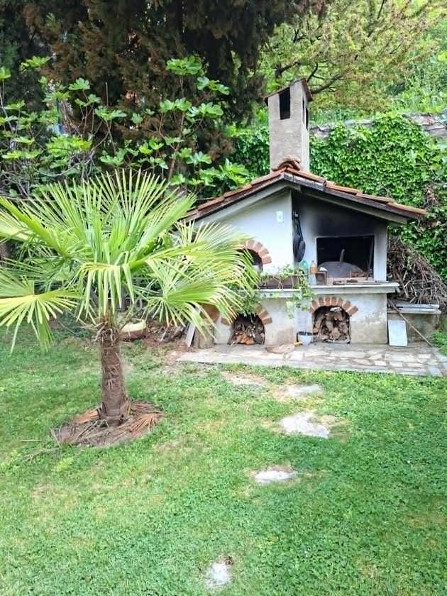 vo-dvorot-na-dobrila-od-ohrid-zelen-raj-so-mnogu-cvekjinja-i-furna-28.JPG