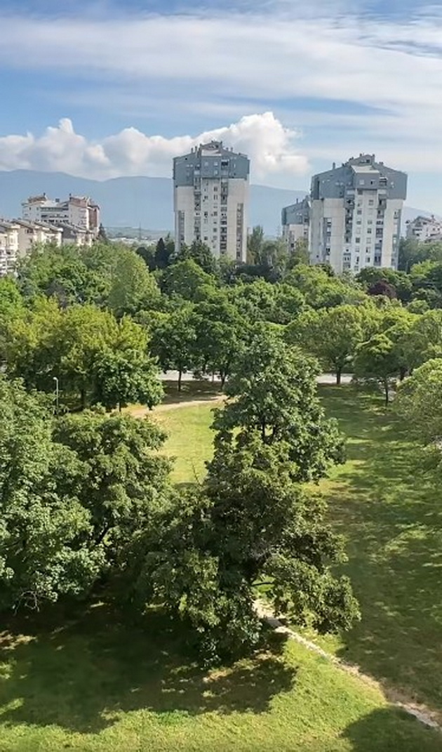 aerodromci-se-zhalat-na-muzikata-od-toshe-koja-sviri-12-chasa-na-den-na-detska-ulica-ubavo-e-za-minuvachi-no-vaka-ne-se-zhivee-03.jpeg
