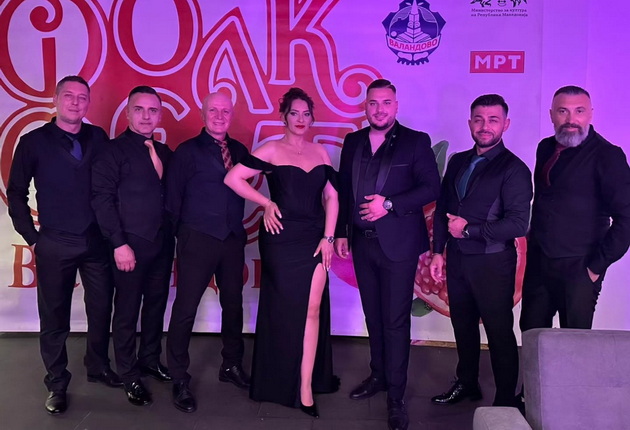 aneta-ljumakovska-bleska-pokraj-soprugot-rubin-edna-nedela-po-svadbata-na-nastap-na-folk-fest-valandovo-05.jpg