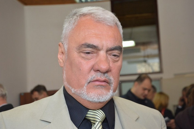 dali-se-sekjavate-pred-boba-brena-ljubeshe-politichar-mu-posveti-pesna-sakala-da-osnovaat-semejstvo-02.jpg