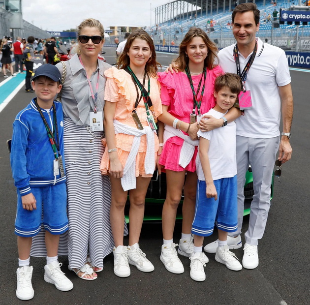 decata-gi-vodi-na-patuvanja-soprugata-na-modni-revii-kako-zhivee-denes-rodjer-federer-najbogatiot-penzioner-na-svetot-10.jpg