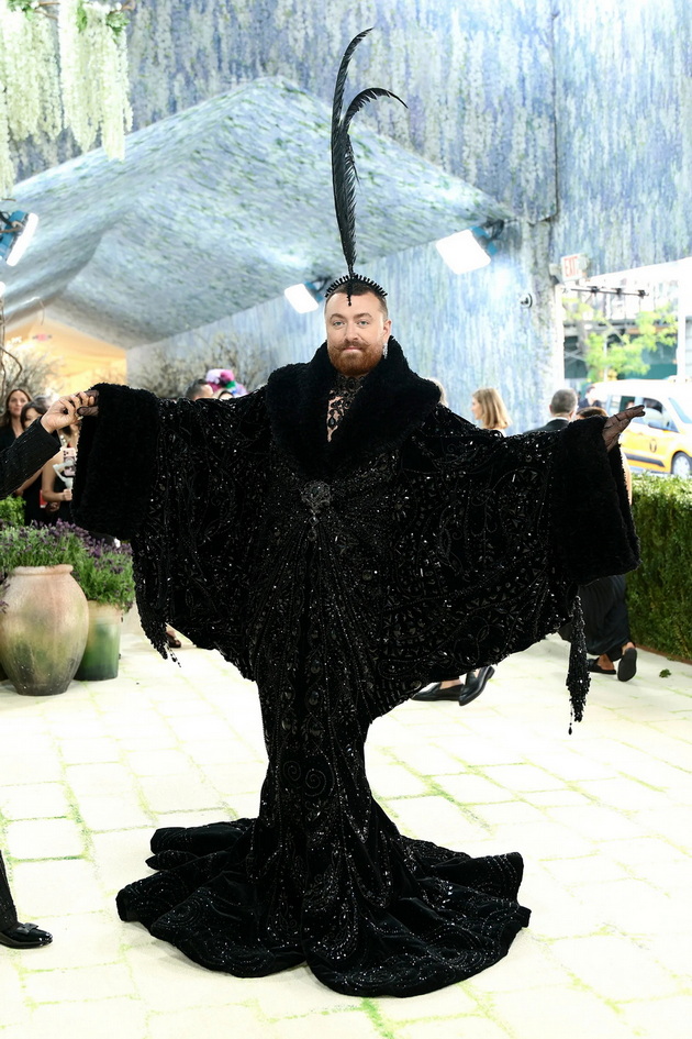 hajdi-klum-kako-statua-premnogu-razgoleni-tela-najlosho-oblechenite-dzvezdi-na-met-gala-2026-02.jpg
