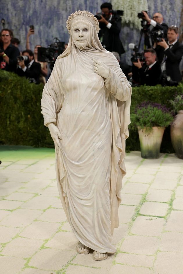 hajdi-klum-kako-statua-premnogu-razgoleni-tela-najlosho-oblechenite-dzvezdi-na-met-gala-2026-03.jpg