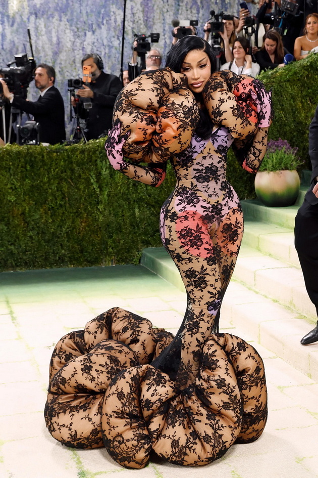 hajdi-klum-kako-statua-premnogu-razgoleni-tela-najlosho-oblechenite-dzvezdi-na-met-gala-2026-05.jpg