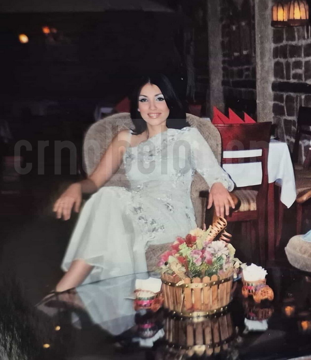 kako-izgledale-poznatite-makedonci-na-matura-stefan-lazarov-nemal-partnerka-miki-crnokrak-so-beli-rakavici-04_copy.jpg