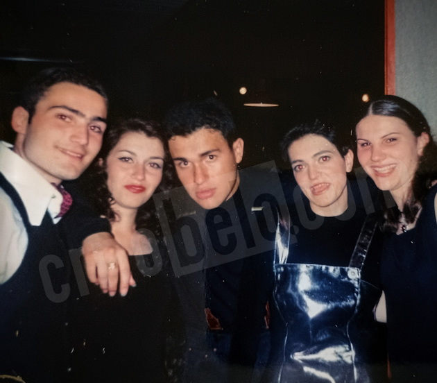 kako-izgledale-poznatite-makedonci-na-matura-stefan-lazarov-nemal-partnerka-miki-crnokrak-so-beli-rakavici-07_copy.jpg