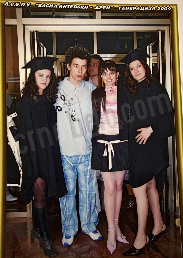kako-izgledale-poznatite-makedonci-na-matura-stefan-lazarov-nemal-partnerka-miki-crnokrak-so-beli-rakavici-14_copy.jpg