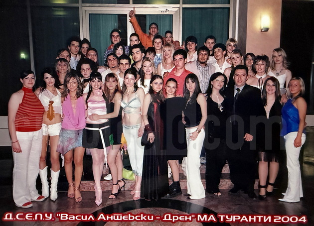 kako-izgledale-poznatite-makedonci-na-matura-stefan-lazarov-nemal-partnerka-miki-crnokrak-so-beli-rakavici-15_copy.jpg