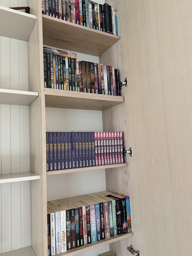 nashata-pisatelka-sandra-maletski-ima-300-knigi-prvite-romansi-gi-naogjav-vo-bibliotekata-na-majka-mi-11.jpg