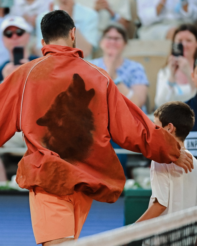 nosi-jakna-so-glina-od-teniskite-tereni-tancuva-so-kjerkata-nole-e-povtorno-glaven-fraer-na-roland-garros-04.jpg