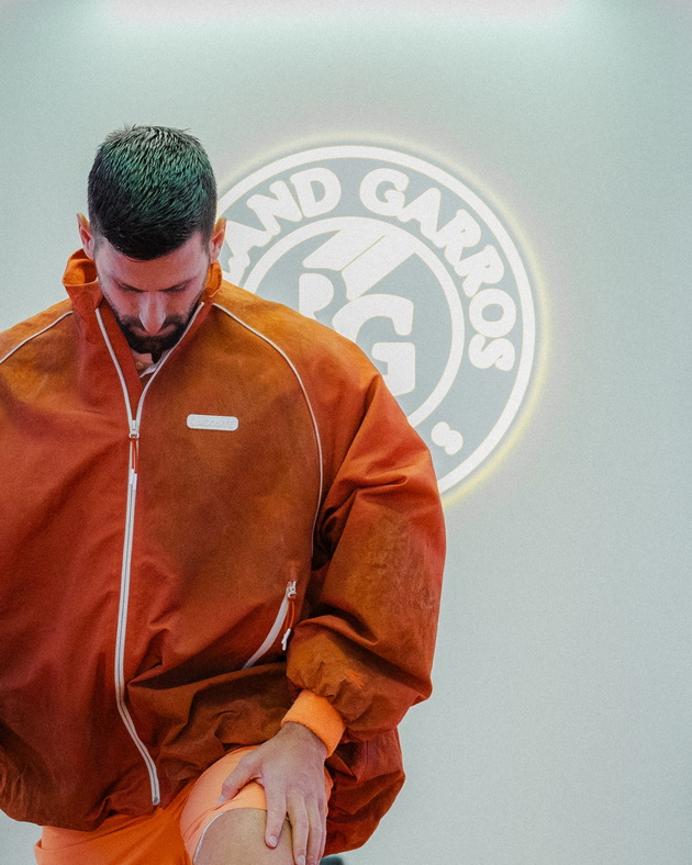 nosi-jakna-so-glina-od-teniskite-tereni-tancuva-so-kjerkata-nole-e-povtorno-glaven-fraer-na-roland-garros-06.jpg