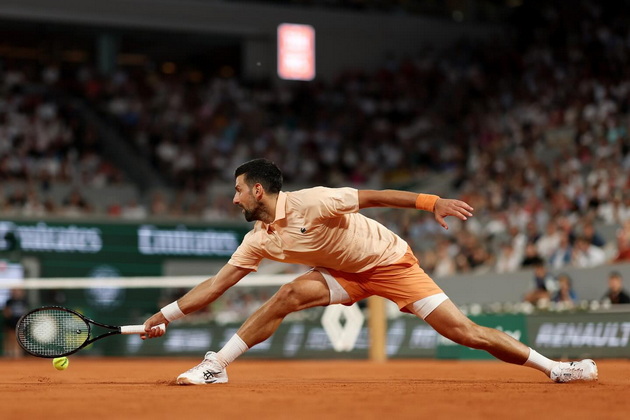 nosi-jakna-so-glina-od-teniskite-tereni-tancuva-so-kjerkata-nole-e-povtorno-glaven-fraer-na-roland-garros-09.jpg