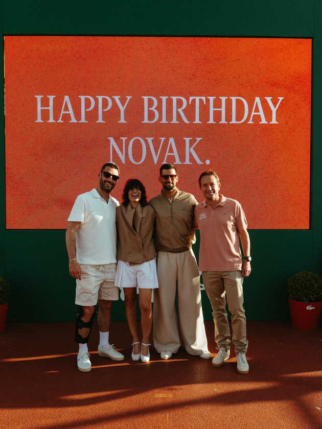 nosi-jakna-so-glina-od-teniskite-tereni-tancuva-so-kjerkata-nole-e-povtorno-glaven-fraer-na-roland-garros-12.jpg