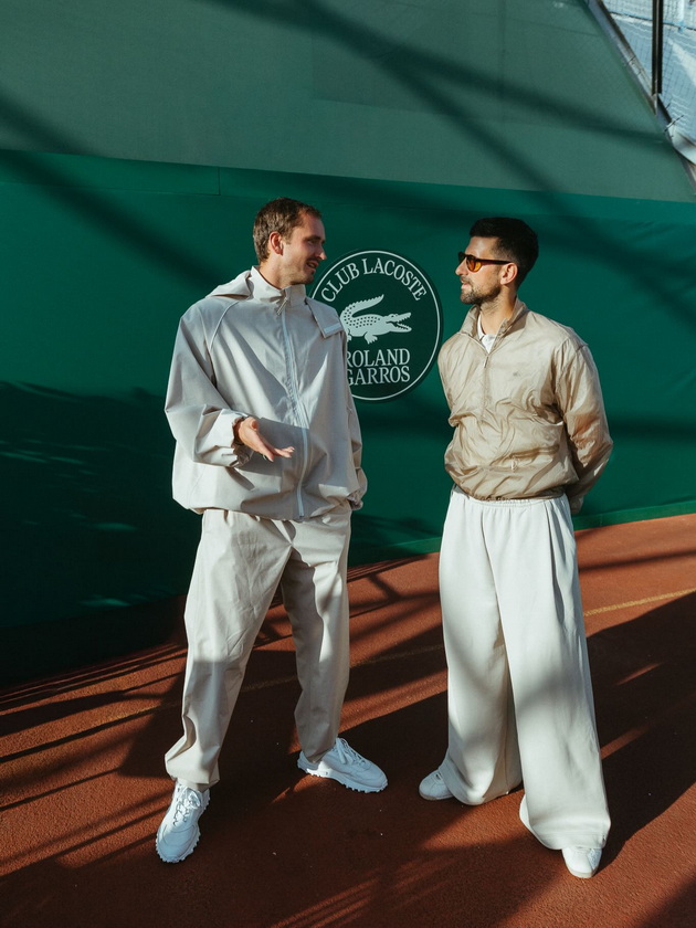 nosi-jakna-so-glina-od-teniskite-tereni-tancuva-so-kjerkata-nole-e-povtorno-glaven-fraer-na-roland-garros-14.jpg