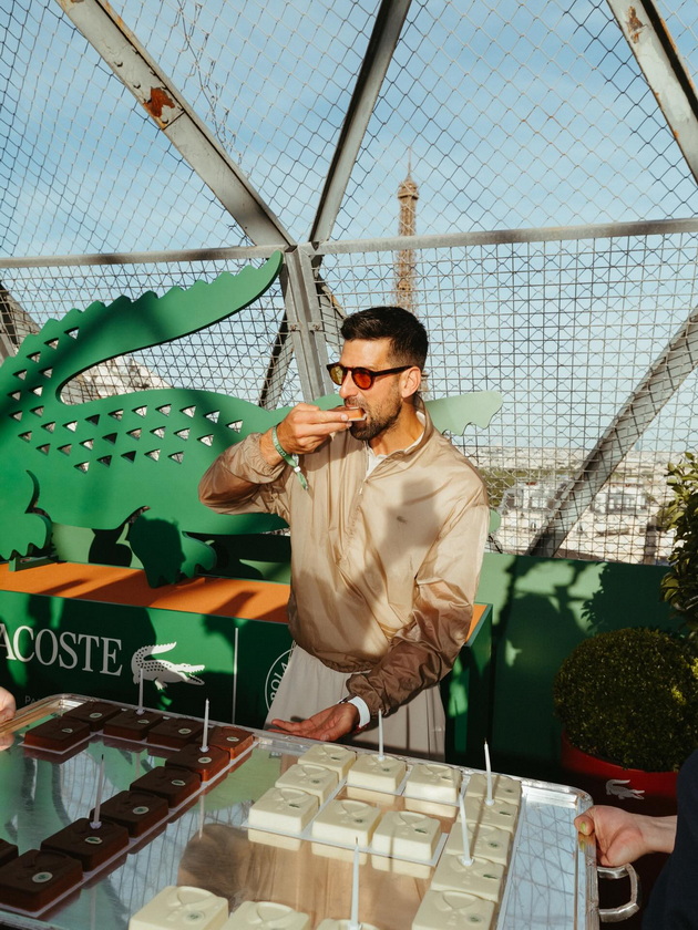 nosi-jakna-so-glina-od-teniskite-tereni-tancuva-so-kjerkata-nole-e-povtorno-glaven-fraer-na-roland-garros-15.jpg