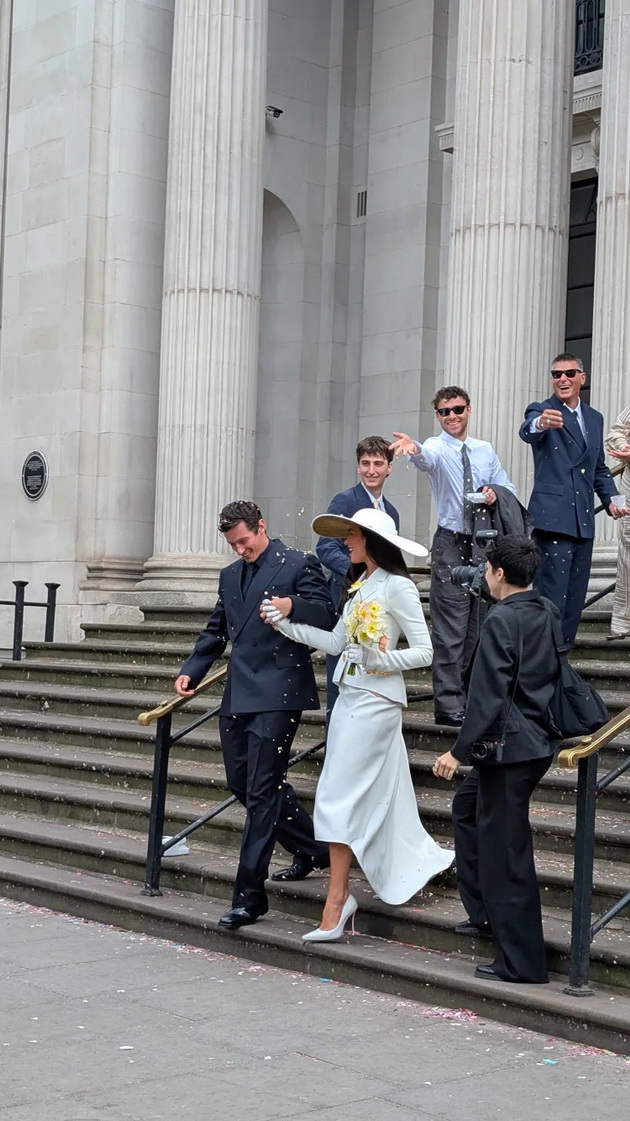 se-omazhi-dua-lipa-kostum-namesto-venchanica-mala-ceremonija-vo-london-04.jpg