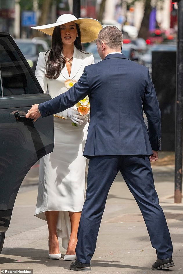 se-omazhi-dua-lipa-kostum-namesto-venchanica-mala-ceremonija-vo-london-06.jpg