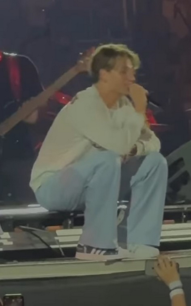 devojka-mu-nacrta-patiki-na-jakov-jozinovikj-toj-se-shokirashe-koga-gi-vide-pa-gi-noseshe-na-koncert-foto-video.jpg
