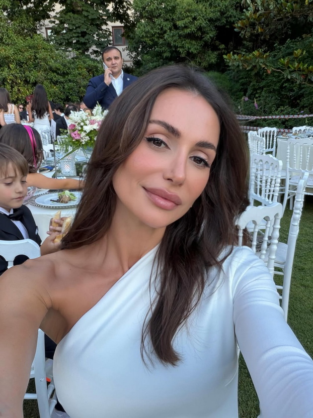 emina-jahovikj-se-sretna-so-mustafa-i-negovata-nova-sopruga-poraneshnite-sopruzhnici-zaedno-na-matura-kaj-sinot-dodeka-se-sudat-11.jpg