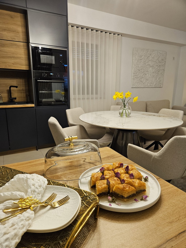 na-gosti-kaj-latifa-stan-vo-skopski-saraj-od-111m-so-pogled-kon-vodno-i-matka-so-vpechatlivi-boi-i-mermerna-masa-so-domashna-baklava-07.jpeg