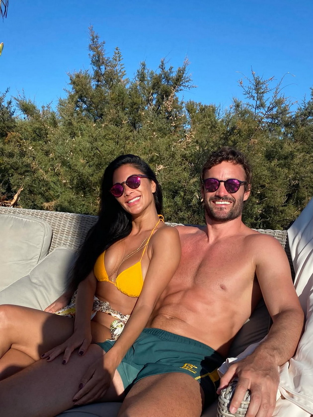 nikol-shercinger-kako-bikini-bozhica-docheka-48-mi-rodenden-pozira-na-plazha-svrshenikot-voshiten-od-nea-04.jpg