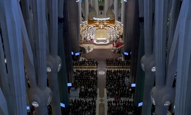 sledete-vo-zhivo-papata-lav-kje-ja-blagoslovi-sagrada-familija-na-100-godishninata-od-smrtta-na-gaudi-video-06.jpg