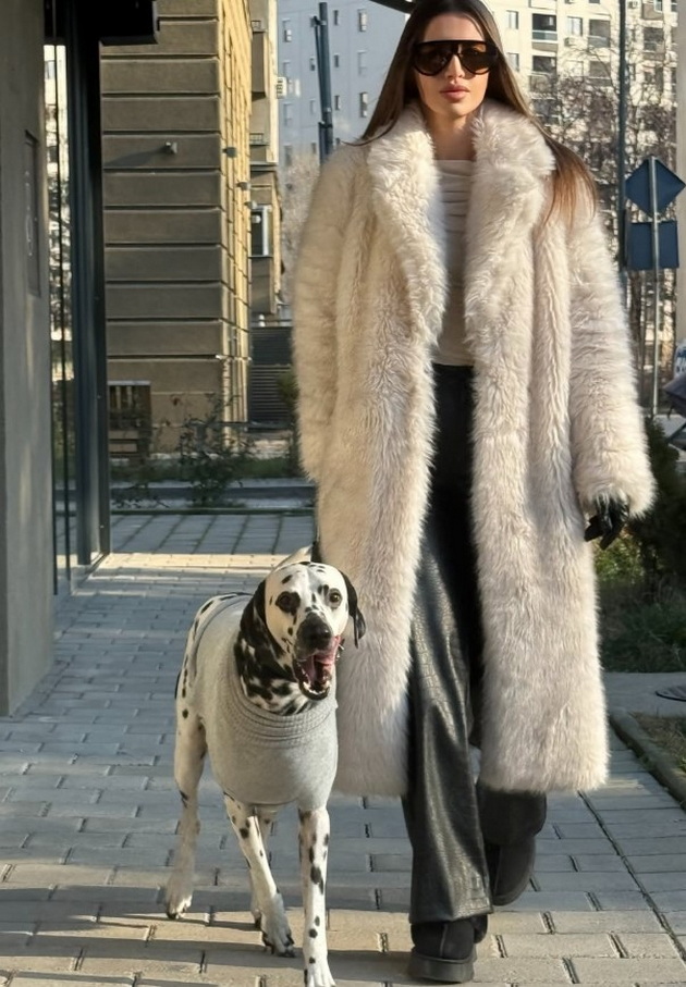 ana-daja-gri-e-modna-dama-od-skopje-so-vpechatliv-moden-stil-i-milenik-dalmatinec-od-koj-ne-se-deli-foto-11.jpg