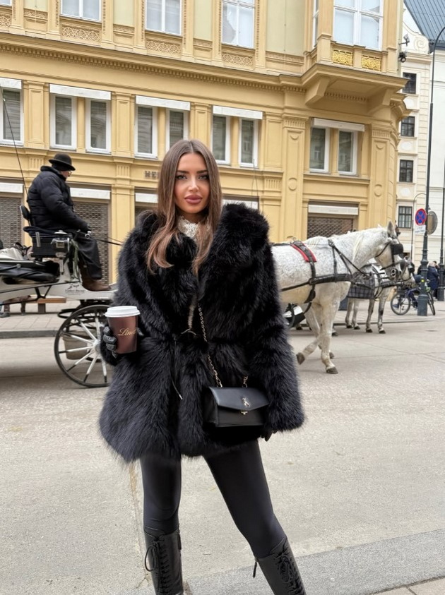 ana-daja-gri-e-modna-dama-od-skopje-so-vpechatliv-moden-stil-i-milenik-dalmatinec-od-koj-ne-se-deli-foto-12.jpg