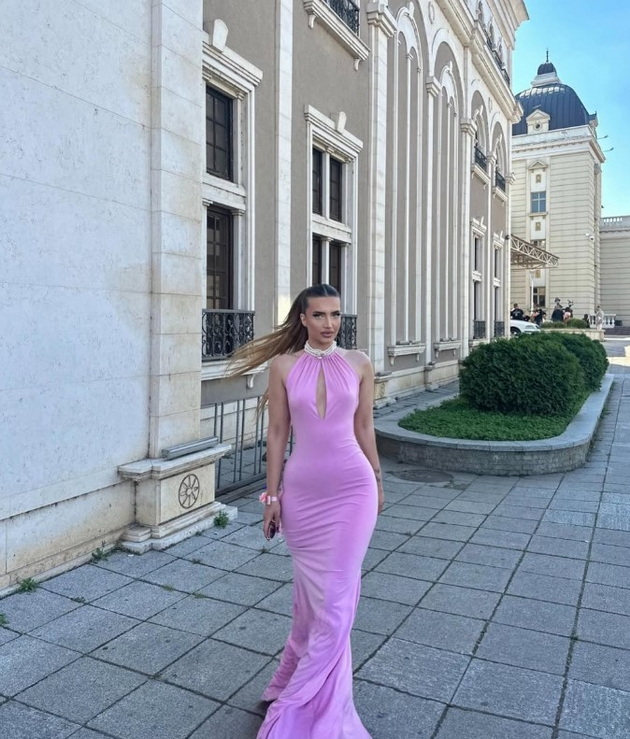 ana-daja-gri-e-modna-dama-od-skopje-so-vpechatliv-moden-stil-i-milenik-dalmatinec-od-koj-ne-se-deli-foto-29.jpg