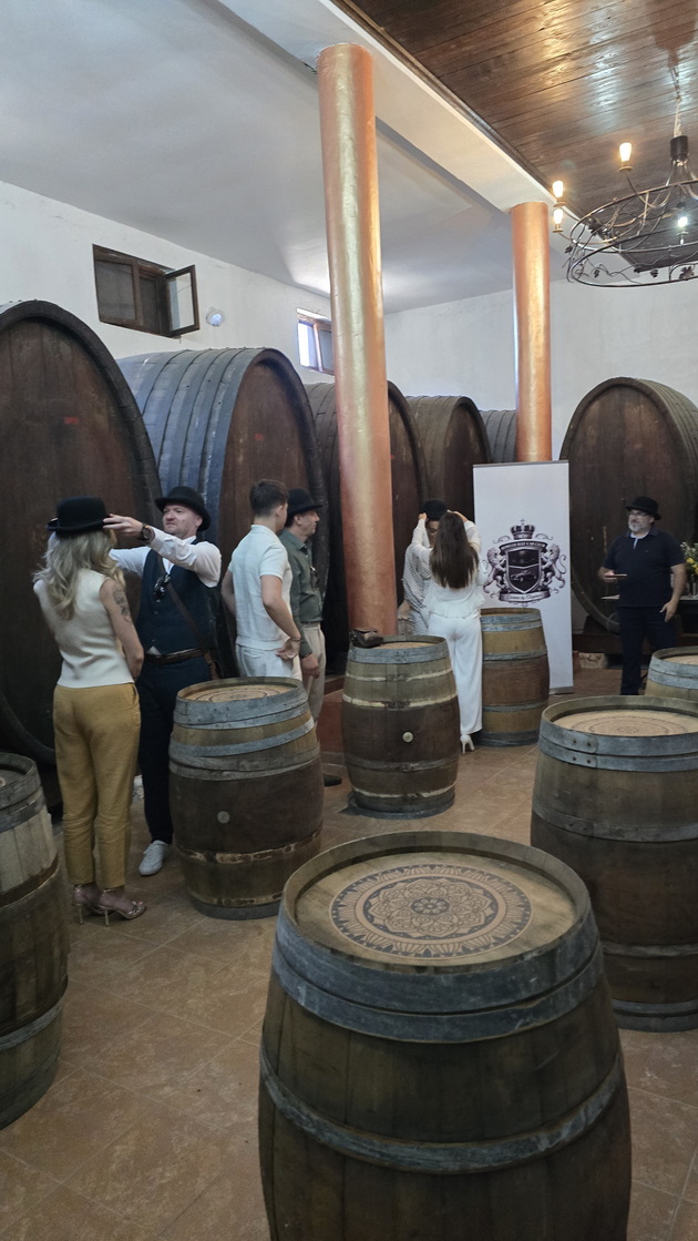avto-klub-zaednicata-sostavena-od-hedonisti-bowler-hat-so-koreni-od-1849-go-napravi-svojot-ceremonijal-po-vtorpat-06.jpg
