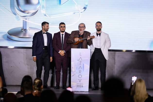 bev-na-lazarov-nagradi-2026-tamara-todevska-glamurozna-igor-djambazov-i-peeshe-na-mia-kostova-48.jpg