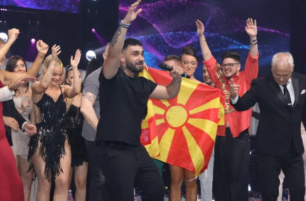 bravo-makedonecot-bojan-ilievski-vo-dzvezdite-na-grand-padna-na-kolena-i-se-rasplakaa-02.jpg