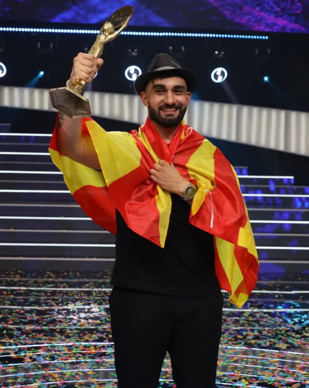 bravo-makedonecot-bojan-ilievski-vo-dzvezdite-na-grand-padna-na-kolena-i-se-rasplakaa-04.jpg
