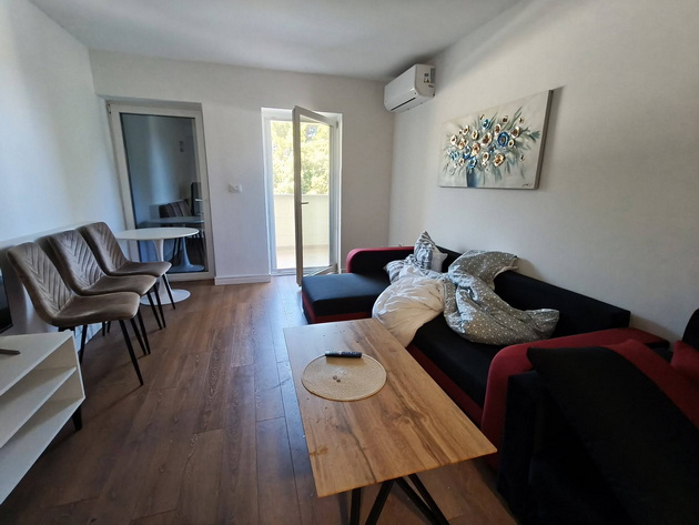 dechko-od-hrvatska-se-pozhali-so-fotki-deka-gostite-preku-booking-mu-ostavile-haos-vo-smestuvanjeto-vo-komentari-go-osudija-06.jpg